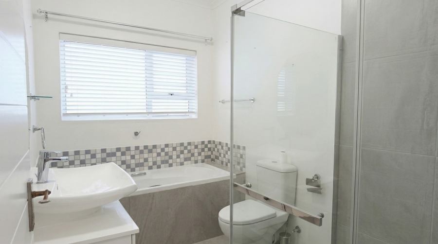 To Let 4 Bedroom Property for Rent in Oceanview Heights Western Cape
